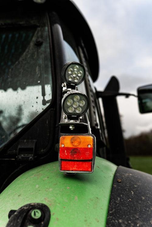 Dve pracovné LED svetlá OSRAM LEDriving Round WL VX100-WD namontované na blatníku traktora