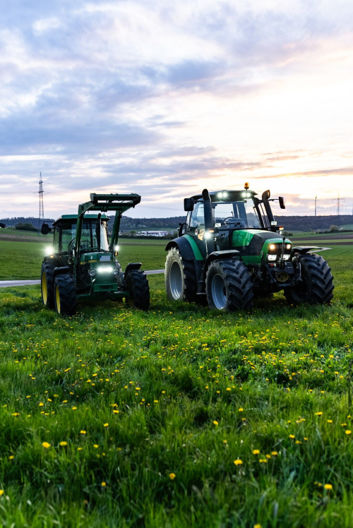 Pracovné LED svetlá OSRAM LEDriving Round WL VX100-WD na traktoroch v teréne pri zníženej viditeľnosti