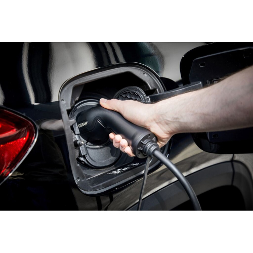 Konektor Type 2 nabíjačky OSRAM BATTERYcharge 7PIN PORTABLE zasunutý do nabíjacieho portu elektromobilu