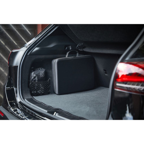 Ochranný kufrík pre prenosnú nabíjačku elektromobilu OSRAM uložený v batožinovom priestore auta