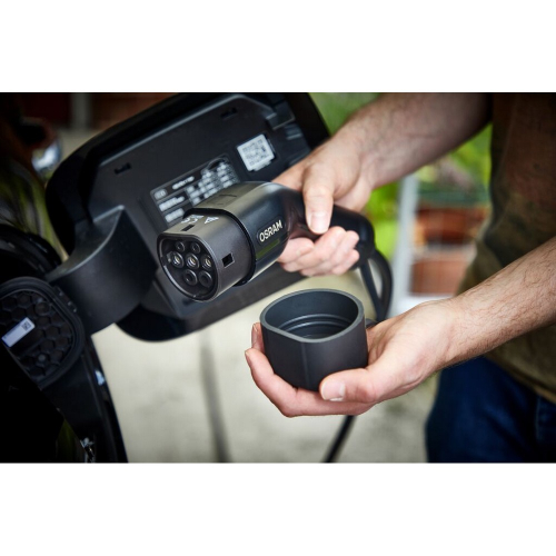 Konektor Type 2 nabíjačky OSRAM BATTERYcharge 7PIN PORTABLE s ochrannou krytkou pri elektromobile