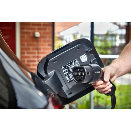 Prenosná nabíjačka pre elektromobily OSRAM BATTERYcharge 7PIN PORTABLE Type 2 pri domácom nabíjaní vozidla