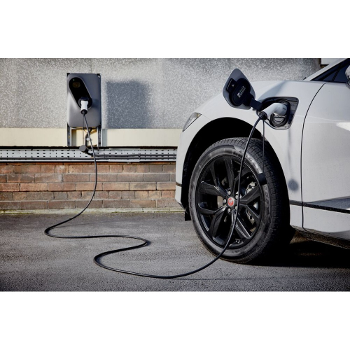 Elektromobil nabíjený kabelem OSRAM Type 2 na Type 2 u domácí nebo firemní nabíjecí stanice