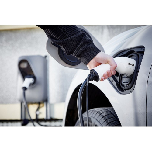 Detail zapojení nabíjecího kabelu OSRAM do elektromobilu během běžného nabíjení