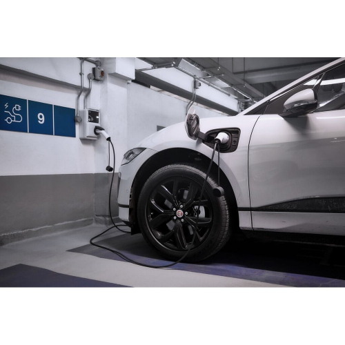 Elektromobil připojený k nabíjení pomocí kabelu OSRAM Type 2 v interiérové ​​nabíjecí zóně