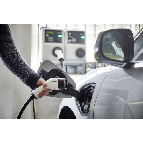 Pripojenie nabíjacieho kábla OSRAM Type 2 k elektromobilu pri nabíjaní na stanici