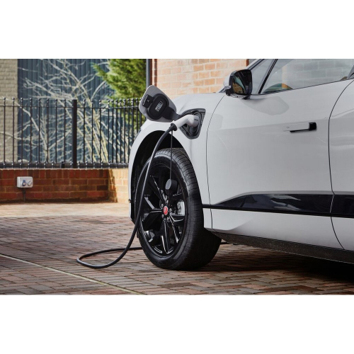 Bočný pohľad na konektory nabíjacieho kábla pre elektromobily OSRAM Type 2