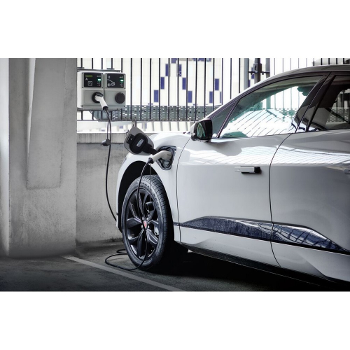 Elektromobil pripojený na nabíjací kábel OSRAM BATTERYcharge Type 2 pri domácom nabíjaní