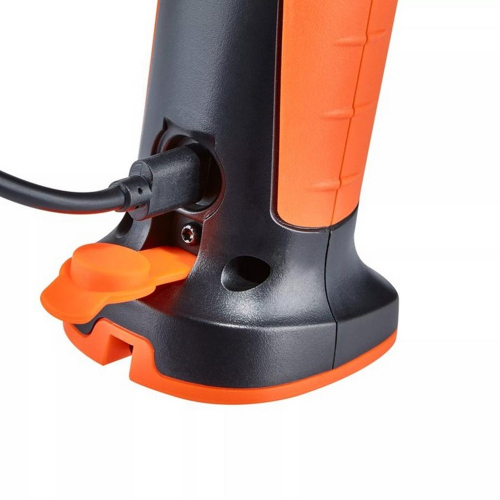 Detail nabíjacieho portu pracovného svietidla OSRAM SLIM MAX 1000 s ochrannou krytkou