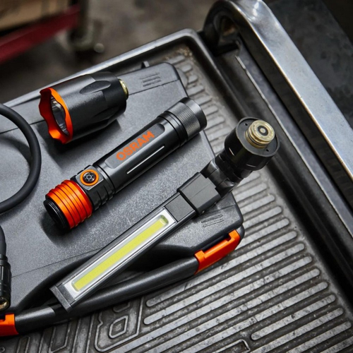 Svietenie ohybným svetlom Osram 3-IN-1 INSPECTION LIGHT KIT na hrubom povrchu