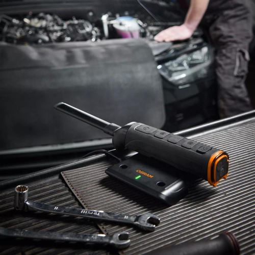 OSRAM WIRE-FREE SLIM 600 na nabíjacej základni pri práci v servise