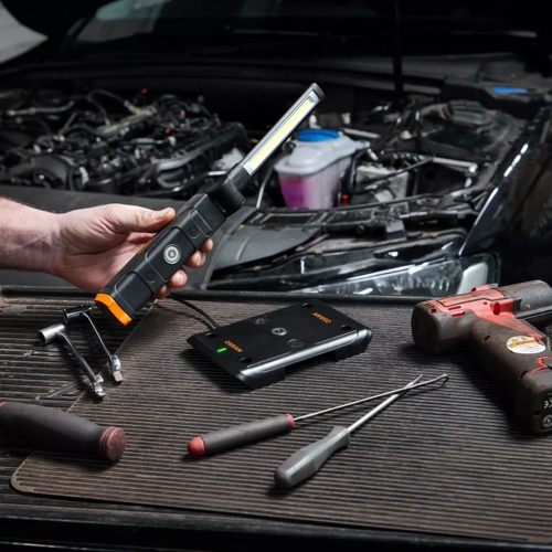 OSRAM WIRE-FREE SLIM 600 pri osvetlení motorového priestoru auta