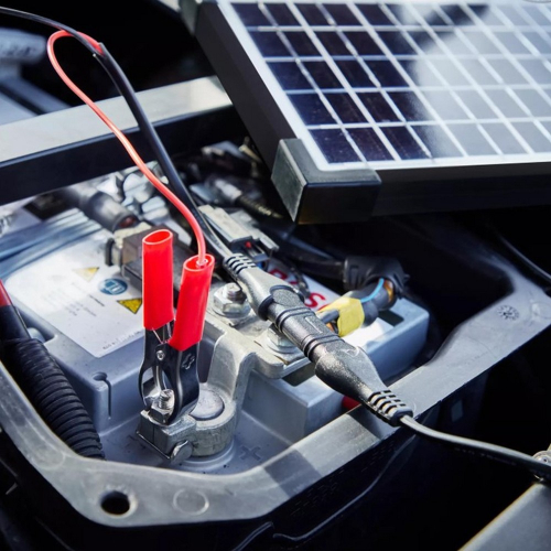 OSRAM BATTERYcharge SOLAR OSP500 – panel na čelnom skle auta, pohľad zvonku