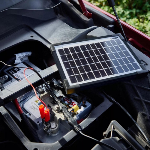 OSRAM BATTERYcharge SOLAR OSP500 – panel pripojený svorkami priamo na autobatériu v motorovom priestore