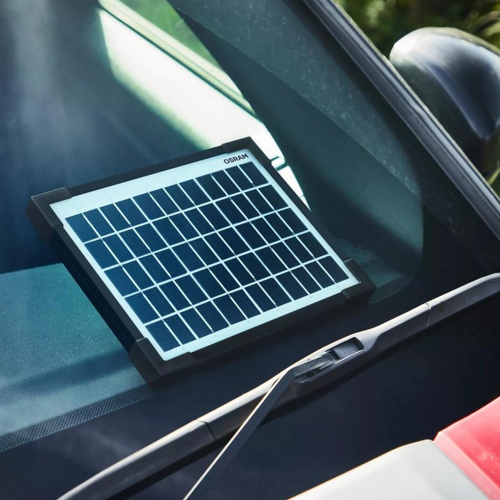 OSRAM BATTERYcharge SOLAR OSP500 – panel umiestnený pri autobatérii v motorovom priestore, zapojené svorky