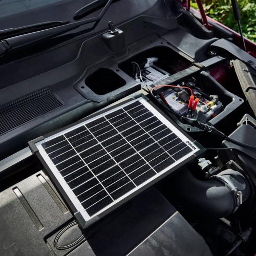 OSRAM BATTERYcharge SOLAR OSP1000 – červená svorka pripojená na kladný pól autobatérie v motorovom priestore