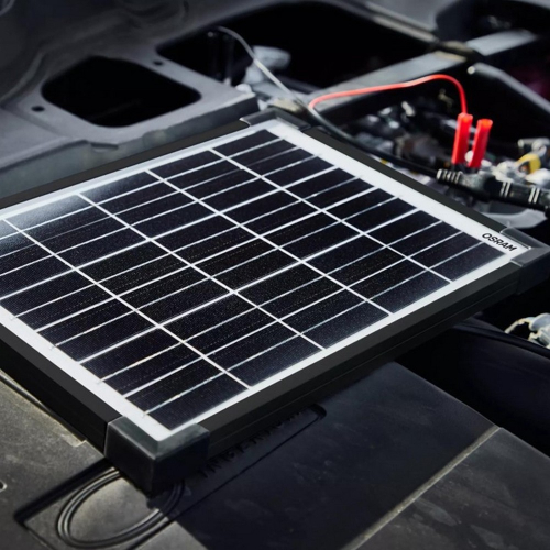 OSRAM BATTERYcharge SOLAR OSP1000 – panel umiestnený v motorovom priestore, zapojené svorky na batériu