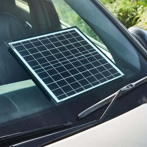 Solárna nabíjačka OSRAM OSP2000 pripojená k autobatérii v motorovom priestore