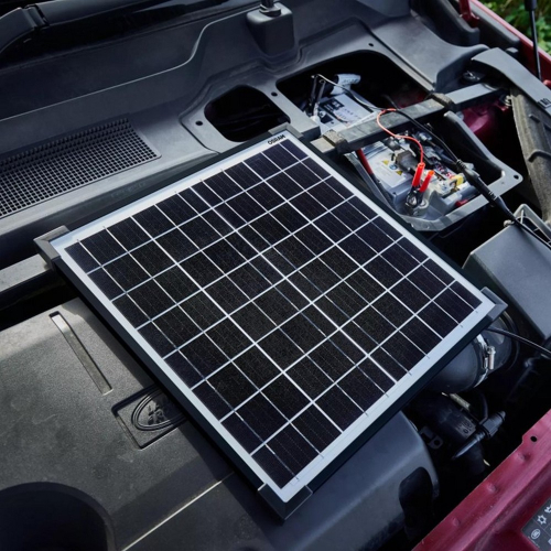 Detail pripojenia kábla solárnej nabíjačky OSRAM OSP2000 k autobatérii