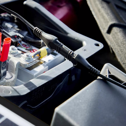 OBD kábel OSRAM OSPOBD pripojený k autobatérii