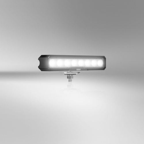 Pracovný svetlomet OSRAM VX250-WD – rozsvietený detail, vysokokontrastné studené biele svetlo 6 000 K, hliníkové telo