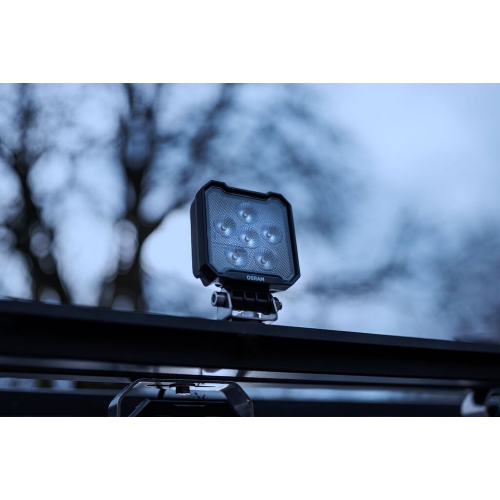 OSRAM LEDriving Cube VX100-WD namontovaný na strešnom ráme vozidla za šera, pracovné svetlo 12 – 24 V