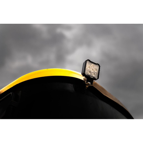 OSRAM LEDriving Cube VX100-WD na stavebnom stroji – štvorcový pracovný svetlomet namontovaný na žltom bagri