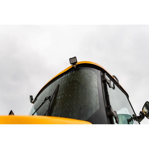 OSRAM LEDriving Cube VX100-WD na kabíne traktora – pracovné LED svetlo namontované na streche poľnohospodárskeho stroja