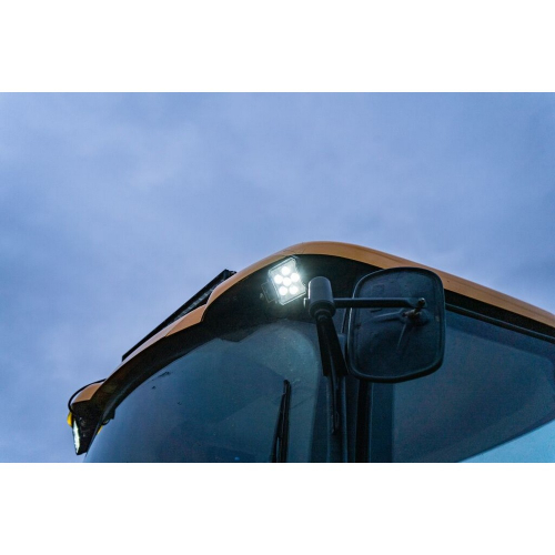 OSRAM LEDriving Cube VX100-WD v prevádzke na bagri JCB – pracovné svetlo osvetľuje stavenisko pri zníženej viditeľnosti