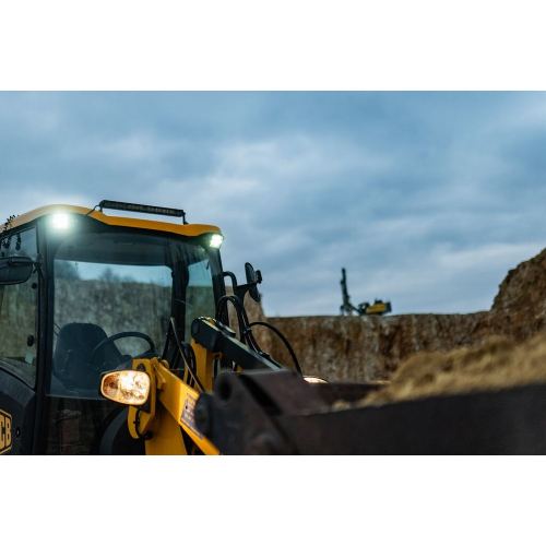 OSRAM LEDriving Cube VX100-WD rozsvietený na kabíne traktora – vysokokontrastné studené biele svetlo 6 000 K pri práci za šera