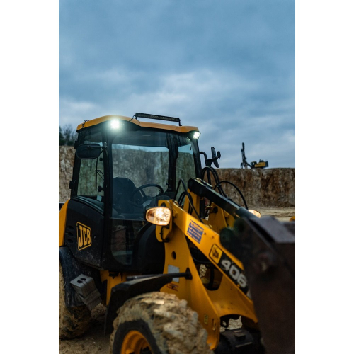 Dva pracovné svetlomety OSRAM LEDriving Cube VX100-WD na bagri JCB – prídavné LED osvetlenie stavebného stroja v teréne