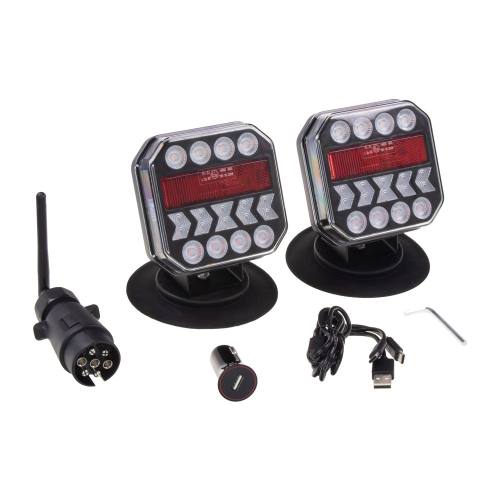Dve bezdrôtové zadné LED lampy s dynamickým smerovým svetlom na magnetickom podstavci, vedľa vysielača 7-pin, USB nabíjačky do auta a nabíjacieho kábla