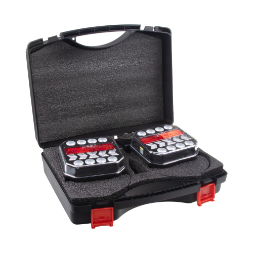 Dve bezdrôtové zadné LED lampy s dynamickým smerovým svetlom uložené v otvorenom prepravnom kufríku s tvarovanou penovou výplňou