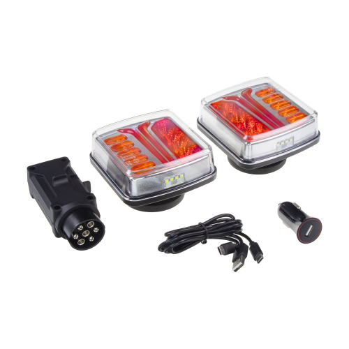 Dve bezdrôtové združené zadné LED lampy 12/24 V s dynamickým smerovým svetlom na magnetickom podstavci, vedľa vysielača 7-pin, nabíjacieho kábla a nabíjačky do auta