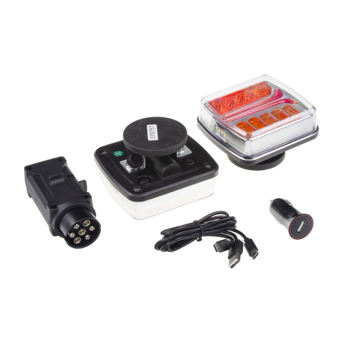 Zadná LED lampa 12/24 V otočená spodnou stranou s viditeľnou magnetickou základňou, vedľa vysielača 7-pin, nabíjacieho kábla a nabíjačky do auta