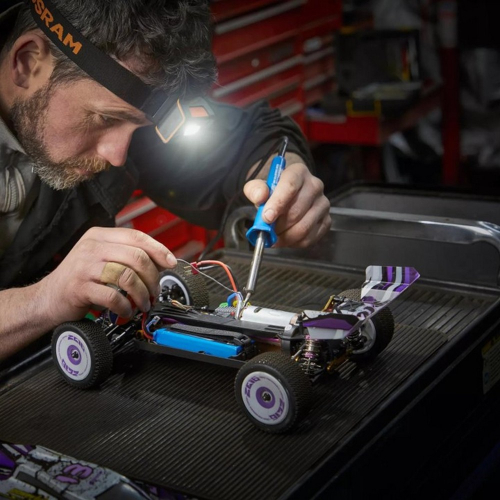 Technik s čelovkou OSRAM LEDinspect HEADTORCH 250 pri detailnej práci v dielni