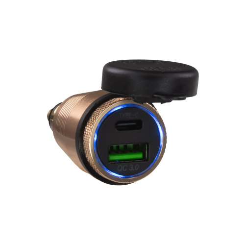 USB nabíjačka QC3.0 USB-C PD do DIN zásuvky – čelný pohľad, modré podsvietenie, gumová krytka otvorená