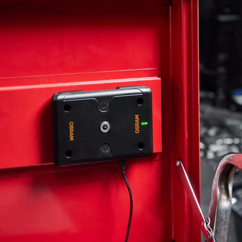 OSRAM LEDinspect Single Charge Pad LEDIL423 prilepený magnetom na toolbox v dielni