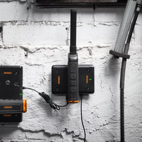 OSRAM LEDinspect Single Charge Pad LEDIL423 s lampou LEDIL422 namontovaný na stene dielne