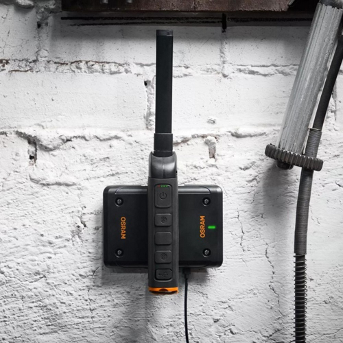 OSRAM LEDinspect Single Charge Pad LEDIL423 s lampou LEDIL422 namontovaný na stene dielne