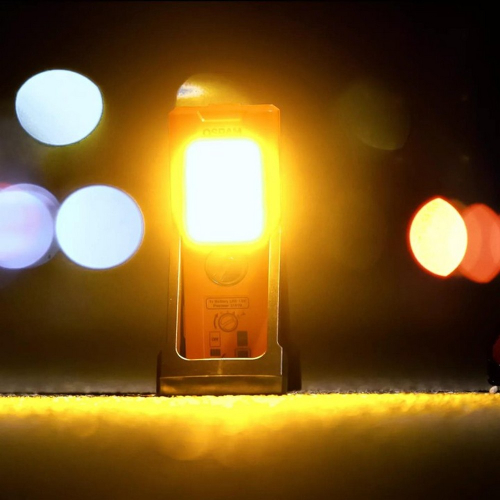 OSRAM Truck Flare Signal TA19 LEDSL103 s výstražným trojuholníkom pred kamiónom pri poruche