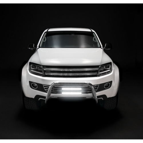 OSRAM LEDriving Lightbar SX300-SP – rozsvietené na offroad vozidle, spot lúč v noci