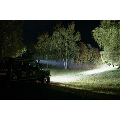OSRAM LED lightbar SX300-SP – terénne vozidlo v noci, spot lúč osvetľuje cestu a stromy
