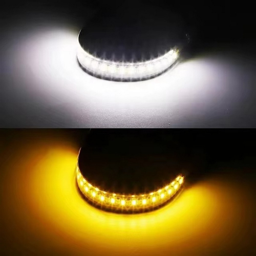 Detail LED pásika – biela farba pre denné svietenie a oranžová farba pre smerovku