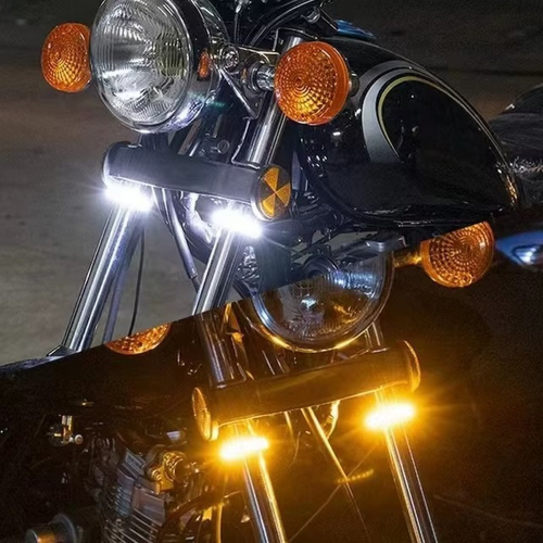 LED dynamické smerovky na motocykli v noci – oranžové bežiace svetlo na riadidlách