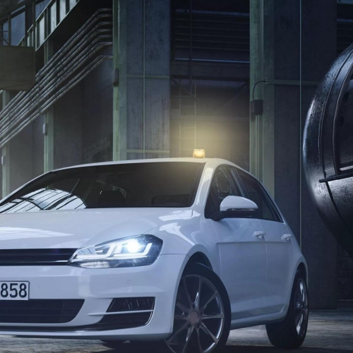 OSRAM LEDguardian TA20 na streche VW Golf – oranžové výstražné svetlo v prevádzke, nočný záber