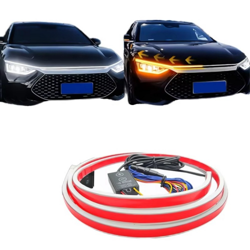 LED pásik namontovaný na prednej kapote auta – biela pozičné svetlo a oranžové dynamické smerovky v prevádzke