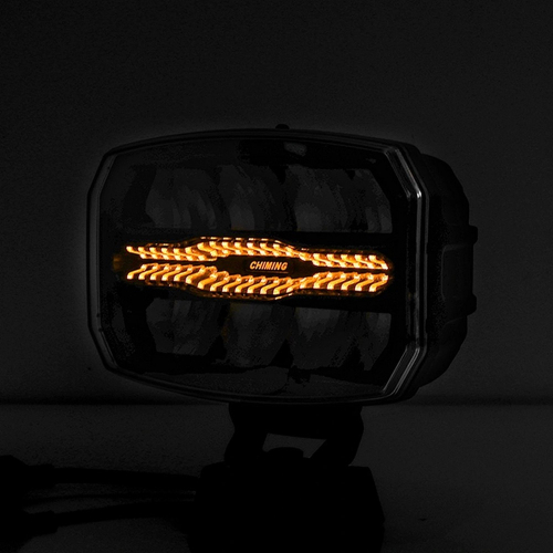 LED svetlo WL-473 – rozsvietené oranžové pozičné svetlo, dynamický efekt, nočný záber