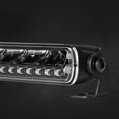 Detail konca LED rampy Chiming Shark-Lite – šošovky hlavných LED, pozičné svetlo, skrutkový držiak