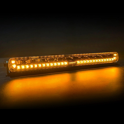 LED svetelná rampa Chiming Shark-Lite – rozsvietené oranžové pozičné svetlo, dynamický efekt, nočný záber